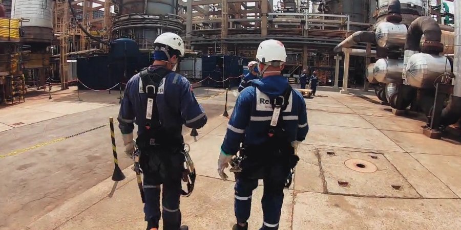 Equipe Relimpp caminhando em unidade industrial, com EPIs completos